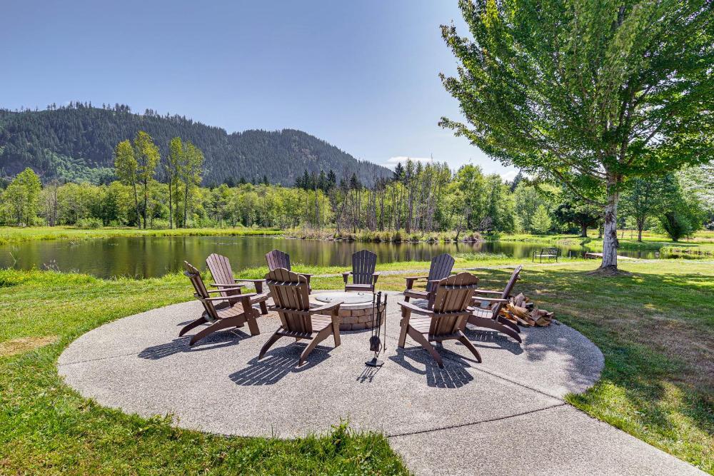 Private Pond and Indoor Pool Grand Arlington Villa!